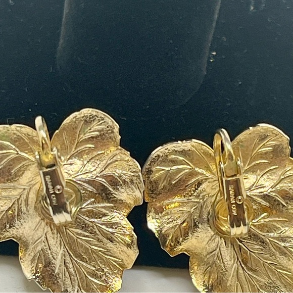 Sarah Coventry Vintage Gold Leaf Clip On Earrings. - Picture 6 of 8